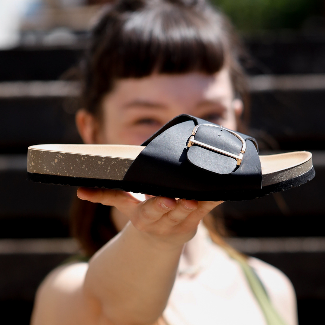 Emi and June | OrthoMia - Schmerzlindernde Kork-Sandalen mit Schnallenriemen-Design für Damen