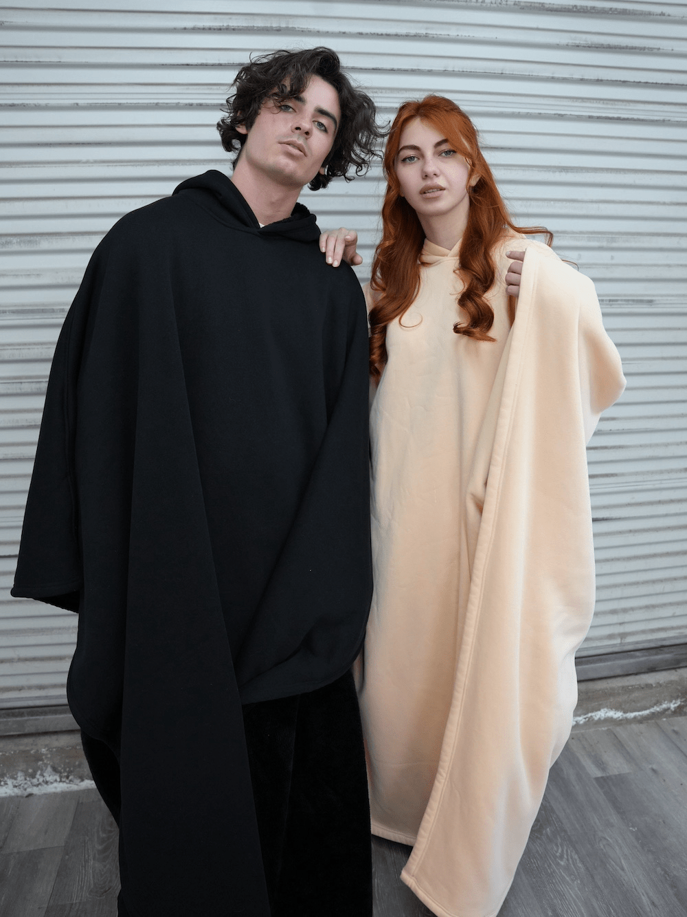 Emi and June | Beruhigender Kapuzenpulli (beschwert)