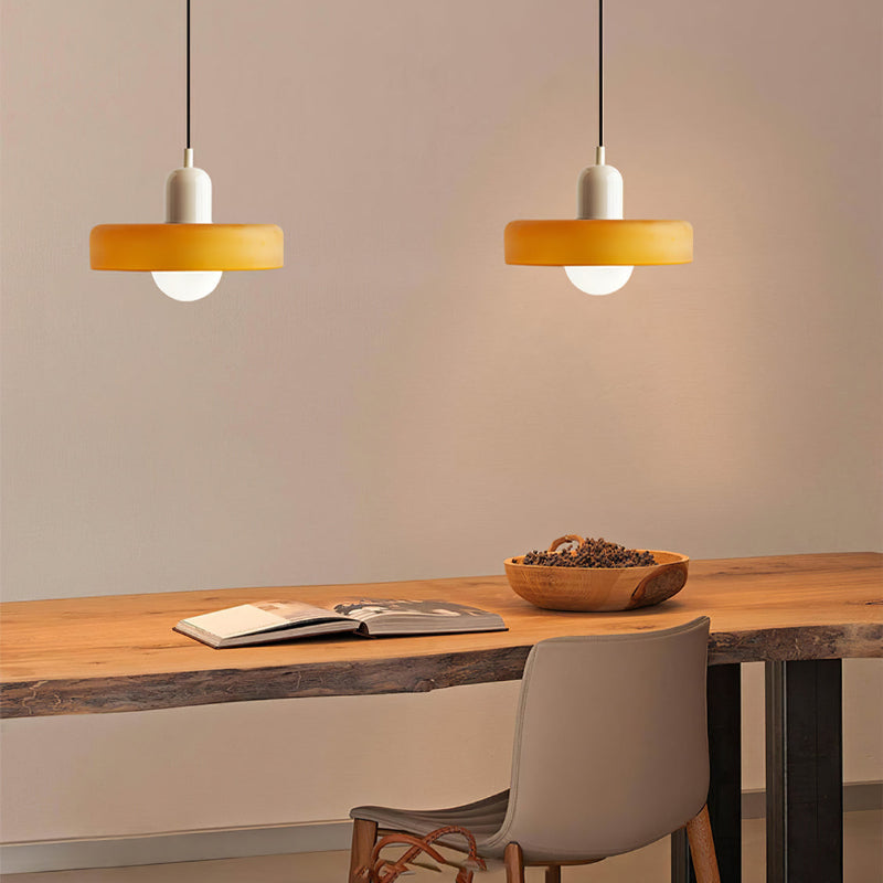 Emi and June | Bauhaus-Pendelleuchte aus farbigem Glas