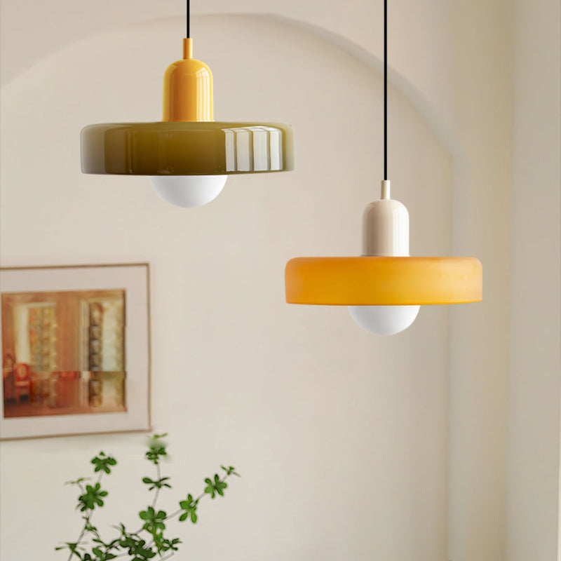 Emi and June | Bauhaus-Pendelleuchte aus farbigem Glas