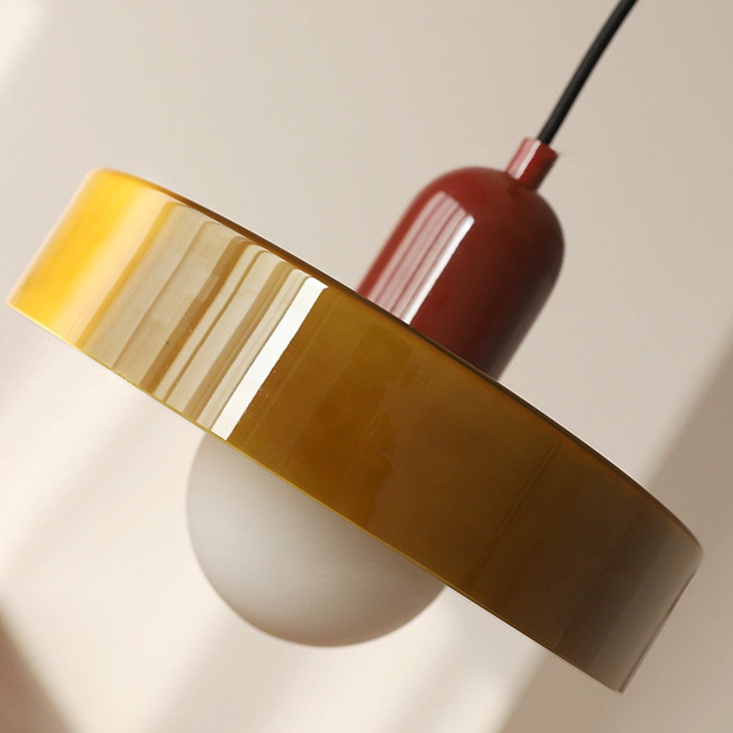 Emi and June | Bauhaus-Pendelleuchte aus farbigem Glas